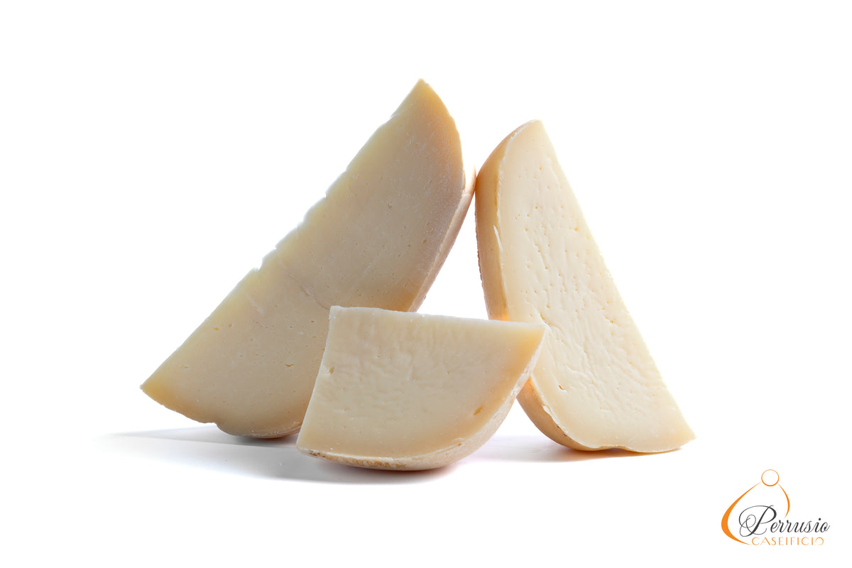 Spicchi di Provolone del Monaco DOP stagionato, pasta color paglierino